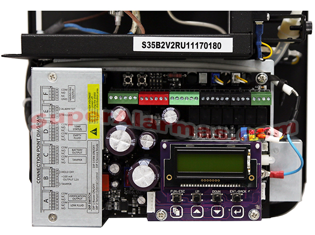 Detalle de las conexiones cableadas de la máquina de humo antirrobo.